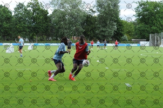 RGE_9464 | Hertha BSC, 2.Bundesliga, Herren, Fußball, Training auf dem Schenckendorffplatz, Dienstag 18.08. 2026, Saison 2026/27,  im Bild von li.  Deyovaisio Zeefuik ( Hertha BSC ), Jelani Ndi ( Hertha BSC ),  Fotograf: Ralf Gebhardt - Realisiert mit Pictrs.com