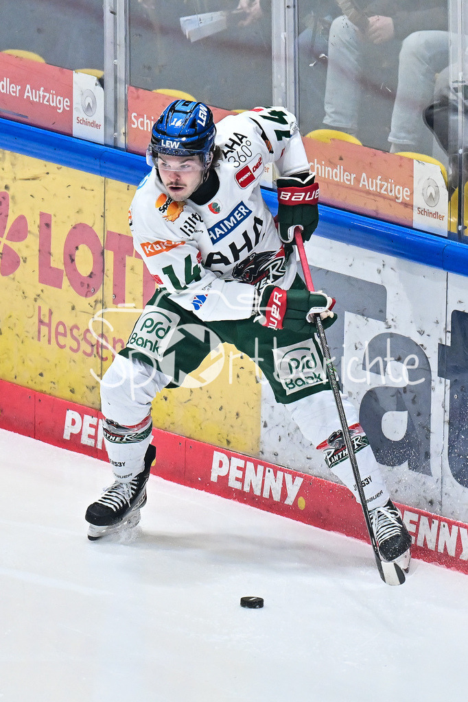 Löwen Frankfurt - Augsburger Panther | FRANKFURT, GERMANY - 19. DECEMBER: am Puck D. J. BUSDEKER (Augsburger Panther 14) / Einzelfoto / Freisteller während dem Match zwischen den Löwen Frankfurt und den Augsburger Panthern am 29. Spieltag der Penny DEL in der Eissporthalle Frankfurt