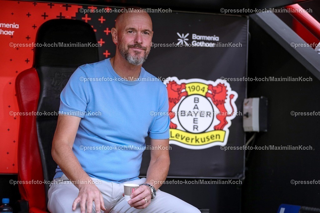 B0405082501223 | 05.08.2025, Fußball, Bayer 04 Leverkusen - Pisa Sporting Club, Testspiel, Saisoneröffnung in der BayArena, Saison 2025 2026: Cheftrainer Erik ten Hag (Bayer04) auf der Trainerbank  DFB regulations prohibit any use of photographs as image sequences and or quasi-video.