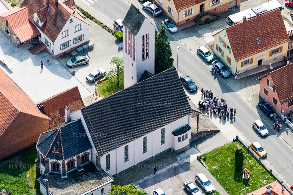 Vue aérienne: Église Saint-Ulrich de Buhl à Buhl dans le département Bas Rhin, France – .Photo: IMG_18107.jpg prise le 03/05/2009 par Werner Riehm/FLY-FOTO.eu – Résolution de l'original: 3424 x 2282 px