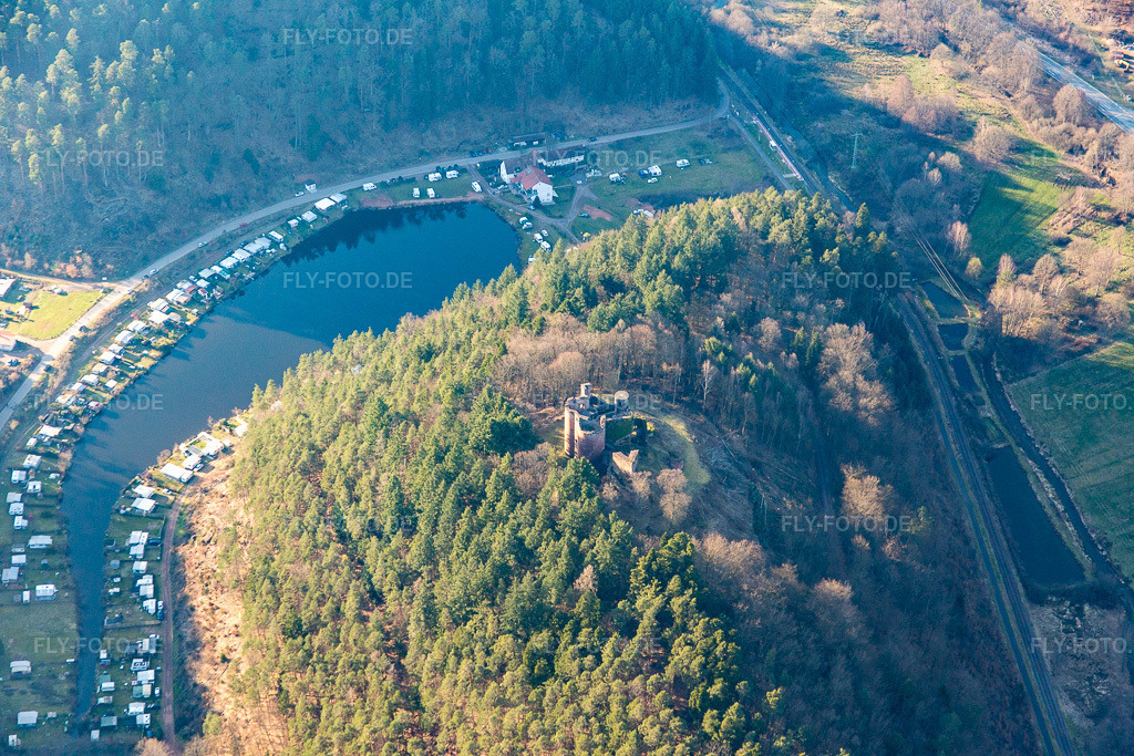 Luftbild: Dahn, Campingplatz Neudahner Weiher in Dahn im Bundesland Rheinland-Pfalz in Deutschland. Foto: IMG_086770.jpg vom 26.03.2016 durch Werner Riehm/FLY-FOTO.de