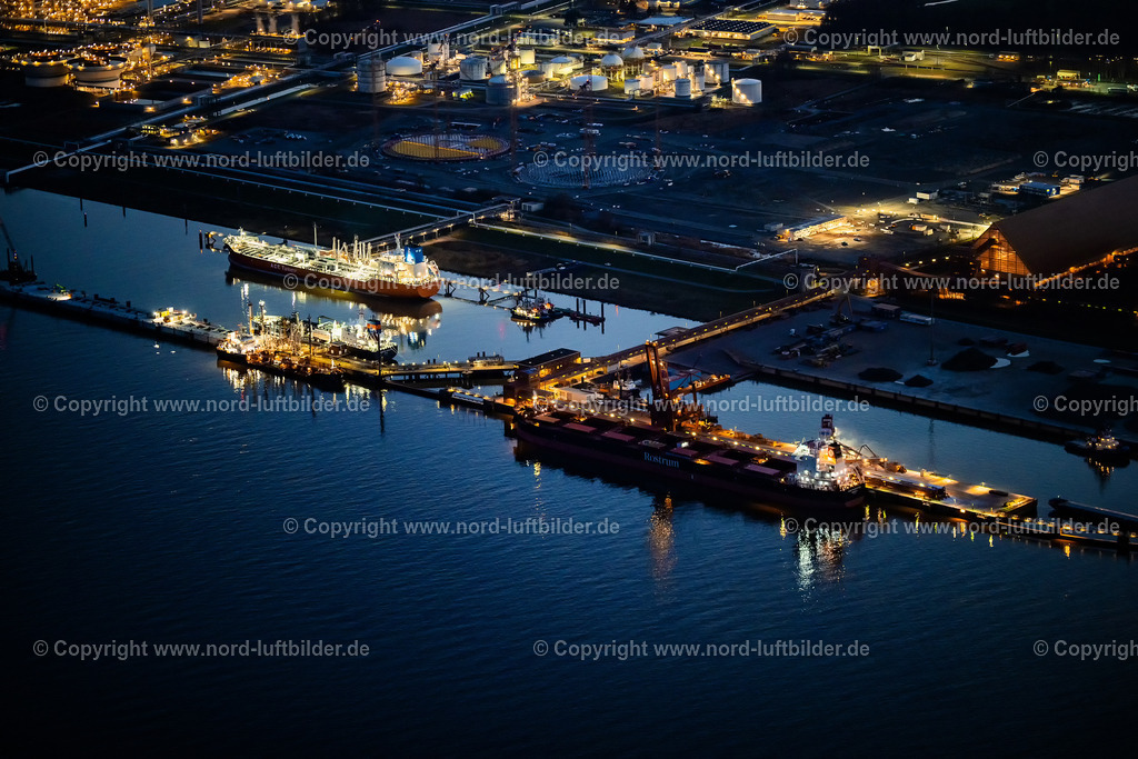 Stade_Seehafen_Nachtaufnahme_ELS_5431060325 | STADE 06.03.2025 Nacht- Lichter und Beleuchtung Hafenanlage Stader Seehafen AOS am Bützflether Sand in Bützfleth im Bundesland Niedersachsen, Deutschland. Weiterführende Informationen bei: AOS Aluminium Oxid Stade GmbH,  Dow Deutschland Anlagengesellschaft mbH. // Night lighting stader Seehafen Refinery equipment and management systems on the factory premises of the mineral oil manufacturers of Dow Deutschlond Anlagengesellschaft mbH in Buetzfleth in the state Lower Saxony, Germany. Further information at: AOS Aluminium Oxid Stade GmbH,  Dow Deutschland Anlagengesellschaft mbH. Foto: Martin Elsen