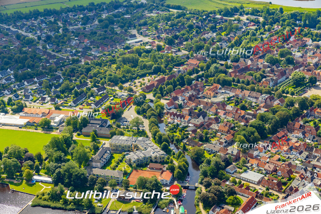 Neue Luftbildaufnahme der Stadt Friedrichstadt - Das Luftbild wurde 2025 vom UL-Flugzeug heraus erstellt ( keine Drohnenaufnahme ) - Hochauflösende Luftaufnahme - für Wandbilder und großformatige Ausdrucke geeignet. Das besondere Geschenk!Hier alle&nbsp;Infos zur Lizenzierung der LuftaufnahmeWir fliegen auch dieses Jahr wieder in Ihre Region um Luftbilder zu erstellen.- Luftbild anfragen