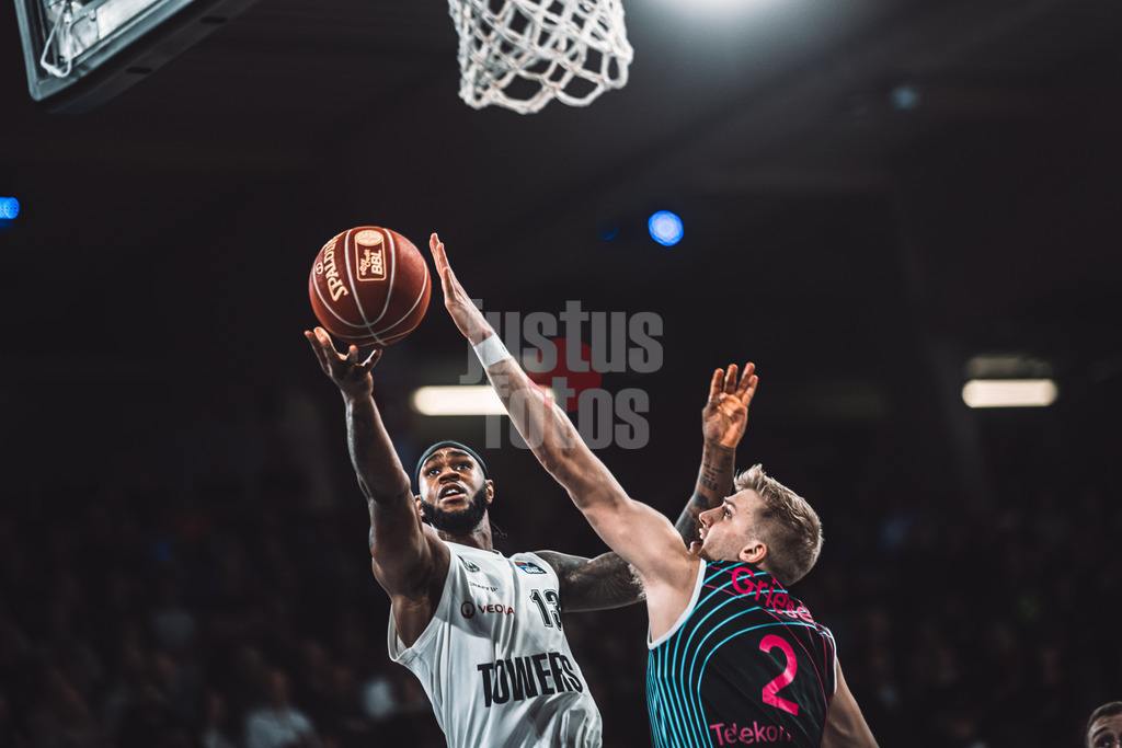 Basketball | Männer | Saison 2023/2024 | easyCredit Basketball Bundesliga | Veolia Towers Hamburg vs. Telekom Baskets Bonn | 03.02.2024 | Vincent King (#13, Veolia Towers Hamburg) mit einem Korbleger gegen Sam Griesel (#2, Telekom Baskets Bonn)