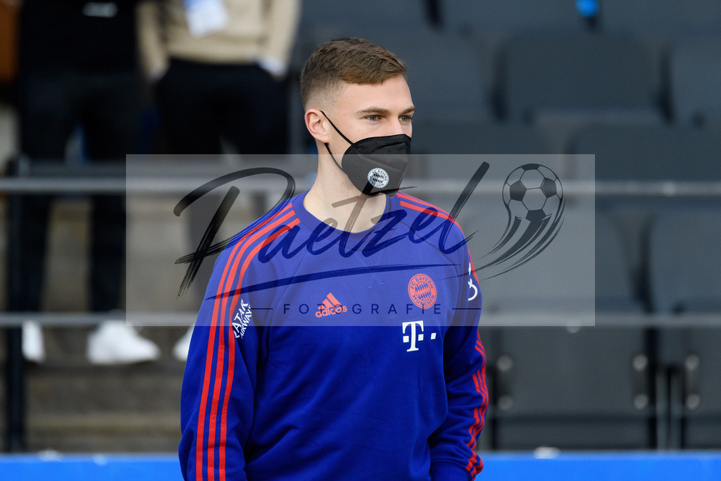 BSCFCB20220123_164 | Fussball, Herren: Joshua Kimmich (FC Bayern Muenchen) schaut bei dem Spiel der 1. Bundesliga zwischen Hertha BSC und FC Bayern Muenchen im Olypiastadion am 23.01.2022 in Berlin, Deutschland.DFB / DFL REGULATIONS PROHIBIT ANY USE OF PHOTOGRAPHS AS IMAGE SEQUENCES AND/OR QUASI-VIDEO. - Realisiert mit Pictrs.com
