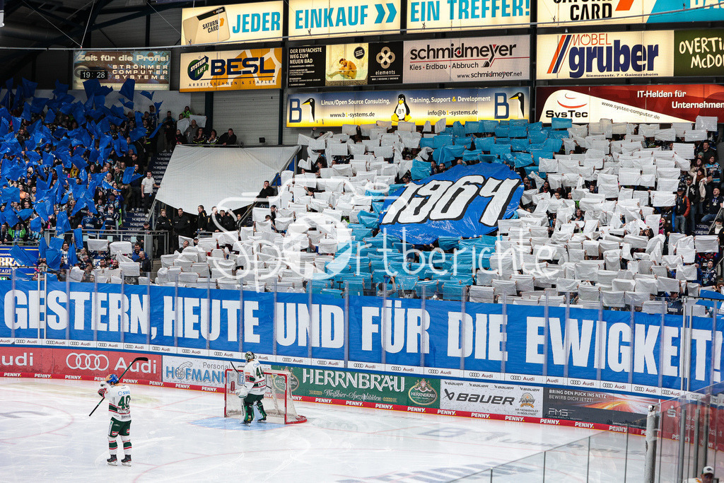 ERC Ingolstadt - Augsburger Panther | Die Fans der Hausherren untermalen den Einlauf noch mit einer Choreographie / Choreo / Ultras Ingolstadt