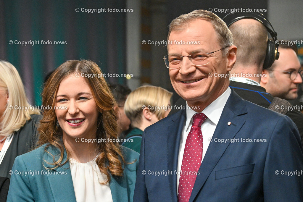Der Oesterreichplan_ OeVP_ Wels_ 26.01.2024-4 | 26.01.2024, Wels, AUT, ÖVP, Der Österreichplan, im Bild Claudia Plakolm (VP, Staatssekretaerin im Bundeskanzleramt), LH Thomas Stelzer (VP, Landeshauptmann Ooe)