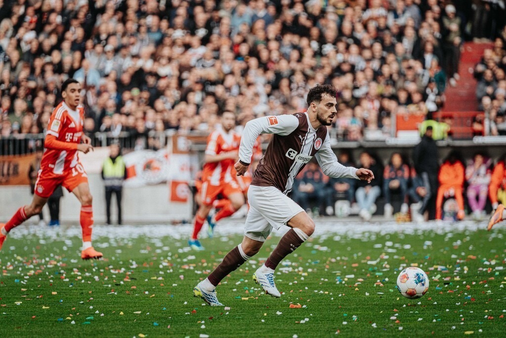 FCP08038 | Der offizielle Shop für FC St. Pauli Fotos. Wähle aus Spielszenen & Fanmomenten dein FCSP Wunschformat. Wir liefern Millerntor-Atmosphäre.