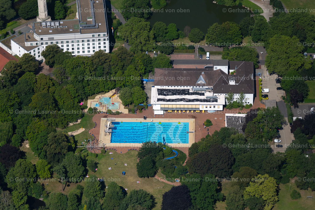 4035498 | BRAUNSCHWEIG 31.07.2020 Schwimmbecken des Freibades Bürgerbadepark und das Hallenbad an der Nimes-Straße in Braunschweig im Bundesland Niedersachsen, Deutschland. Weiterführende Informationen bei: Stadtbad Braunschweig Sport und Freizeit GmbH. // Swimming pool of the open-air swimming pool Buergerbadepark and the indoor swimming pool on street Nimes-Strasse in Braunschweig in the federal state of Lower Saxony, Germany. Further information at: Stadtbad Braunschweig Sport und Freizeit GmbH. Foto: Gerhard Launer