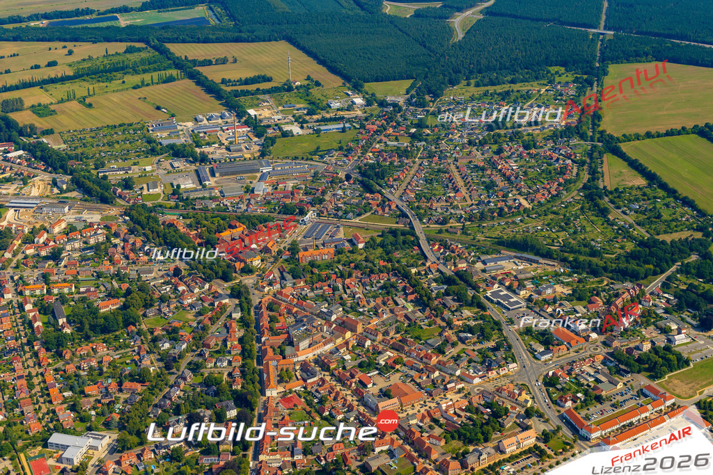 Luftbild der Stadt Ludwigslust - Die Luftaufnahme wurde 2025 vom UL-Flugzeug heraus erstellt ( keine Drohne ) - Hochauflösende Luftaufnahme - für professionelle Ausdrucke geeignet. Die Geschenkidee !Hier alle&nbsp;Infos zur Lizenzierung der LuftaufnahmeWir fliegen auch dieses Jahr wieder in Ihre Region um Luftbilder zu erstellen.- Luftbild anfragen