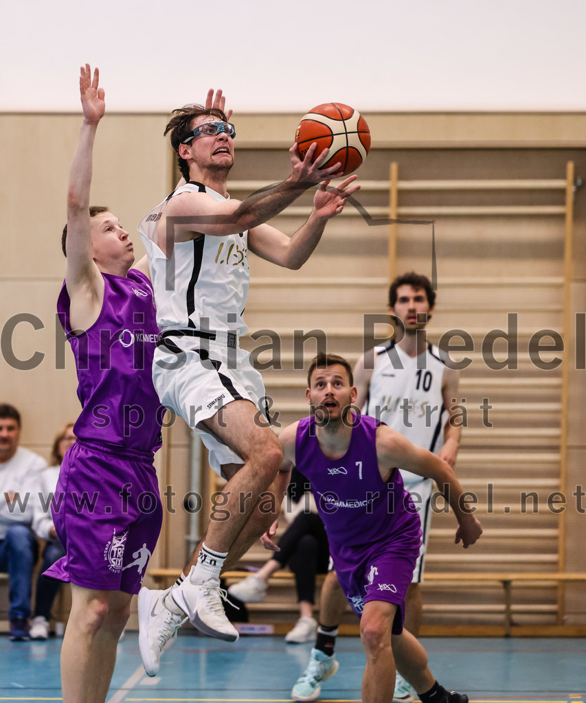 2022-05-01_074_TSV_Vaterstetten_gegen_DJK_Traunstein | Vaterstetten, Deutschland, 01.05.2022:
Basketball, Aufstiegsrunde zur Bayernliga 2021 / 2022, 5. Spieltag, TSV Vaterstetten gegen DJK Traunstein, Endergebnis: 87:79

A. Schatz (DJK Traunstein, #19), Maximilian Rothe (TSV Vaterstetten, #6), Michael Aicher (DJK Traunstein, #7)

Foto: Christian Riedel / fotografie-riedel.net