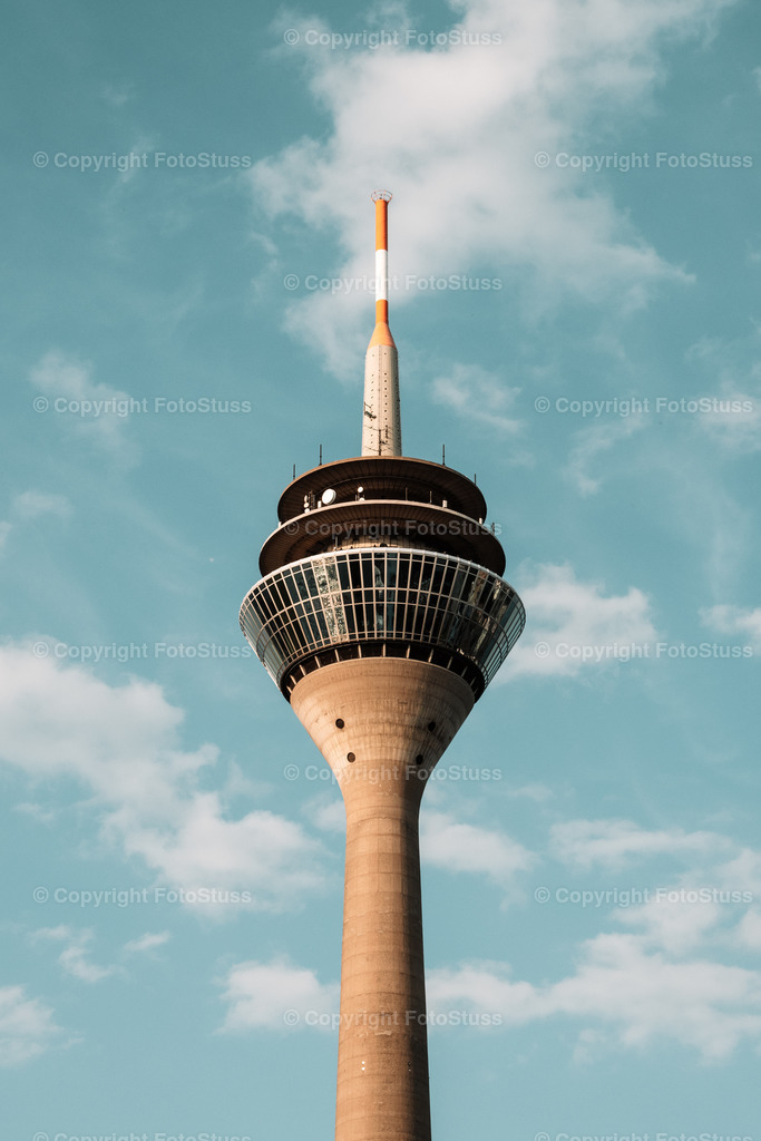 Der Rheinturm Düsseldorf | Blick von unten auf den Rheintrum Düsseldorf mit seiner imposanten Spitze. - Realisiert mit Pictrs.com