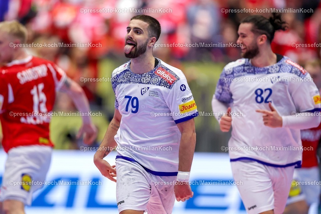 EHF20012602128 | 20.01.2026, Handball, Men's EHF EURO 2026, Dänemark - Portugal, Jyske Bank Boxen in Herning, Dänemark, Preliminary Round:  Martim Mota Costa (Portugal #79) jubelnd mit der Zunge aus dem Mund gestreckt 
