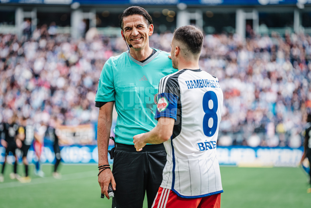 Fußball | Männer | Saison 2023/2024 | 2. Fußball-Bundesliga | 28. Spieltag | Hamburger SV vs. 1. FC Kaiserslautern | 06.04.2024 | Schiedsrichter Deniz Aytekin lächelt fröhlich Portrait