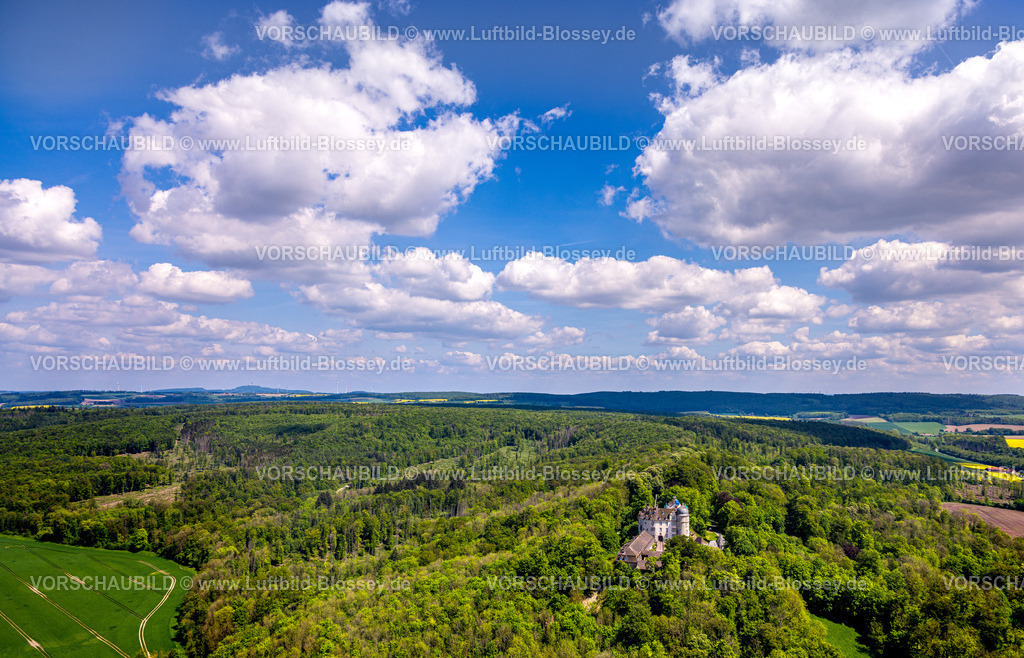 Brakel240504773SchlossHinnenburg | Luftbild, Schloss Hinnenburg auf einer Bergkuppe im Waldgebiet, Privatbesitz der Familie von der Asseburg-Falkenstein-Rothkirch, Fernsicht mit blauem Himmel und Wolken, Hinnenburg, Brakel, Ostwestfalen, Nordrhein-Westfalen, Deutschland