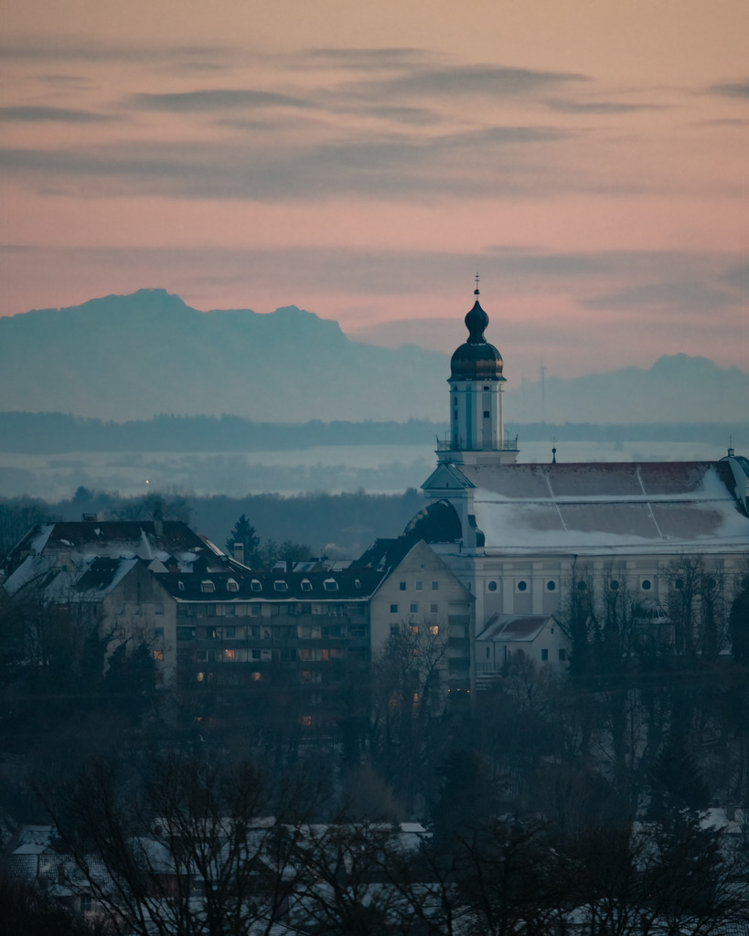 Schloss Neuburg bei Föhn | Wenn man Glück hat und der Wind gut steht, sieht man von Neuburg aus die 200km entfernten Berge. 