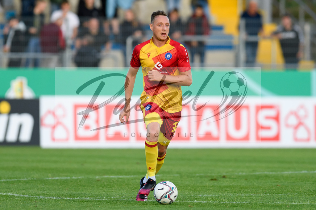 LOTKSC20210809_234 | Fussball, Herren: Robin Bormuth (Karlsruher SC) in Aktion, am Ball, Einzelaktion beim Spiel der 1. Runde im DFB-Pokal zwischen SF Lotte und Karlsruher SC im Stadion am Lotter Kreuz am 09.08.2021 in Lotte, Deutschland.DFB / DFL REGULATIONS PROHIBIT ANY USE OF PHOTOGRAPHS AS IMAGE SEQUENCES AND/OR QUASI-VIDEO. - Realisiert mit Pictrs.com