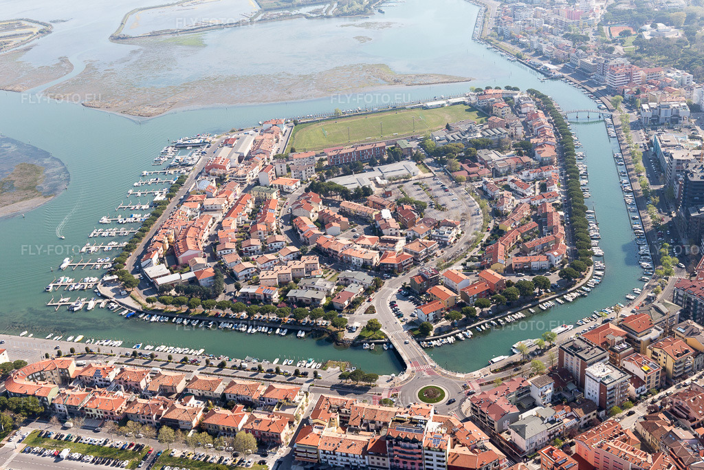 Vue aérienne: Vue de la ville à Grado dans le département Gorizia, Italie. Photo: IMG_098079.jpg prise le 03/04/2017 par Werner Riehm/FLY-FOTO.eu – Résolution de l'original: 5472 x 3648 px