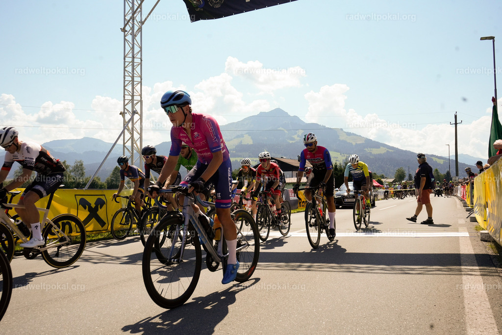 134_20230817_Bewerb_Maenner_Muehlanger | AUT - OESTERREICH, 2023-08-16: SPORT RENNRAD-FAHREN - 55. INTERNATIONALER RADWELTPOKAL IN ST. JOHANN IN TIROL  - Vintage-Radrennen mit WM-Bronze-Medaillen-Siegerin Christina Schweinberger, den Teilnehmer und Alexander Baumann (vom Orginastions-Team) - TAG 2 BEWERB MAENNER IN SECHS GRUPPEN  ; Foto: Roland Muehlanger