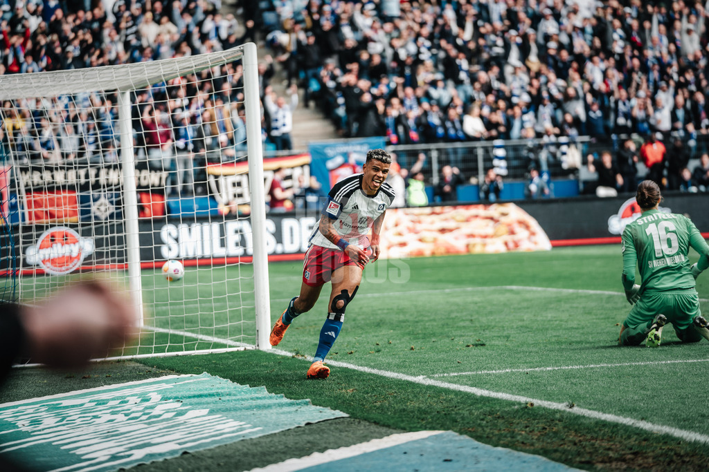 Fußball | Männer | Saison 2023/2024 | 2. Fußball-Bundesliga | 26. Spieltag | Hamburger SV vs. SV Wehen Wiesbaden | 17.03.2024 | Ransford Königsdörffer (#11, HSV) jubelt nach seinem 3:0 Tor