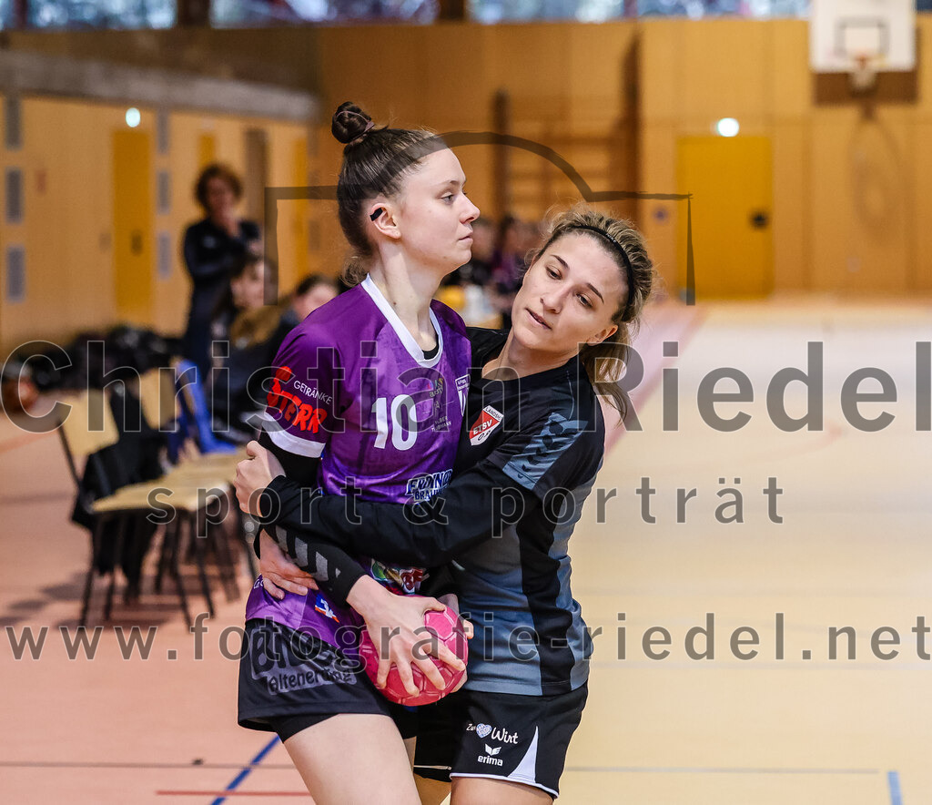 2024-03-23_011_SpVgg_Altenerding_II_gegen_ETSV_09_Landshut | Erding, Deutschland, 23.03.2024:
Handball, Bezirksliga Frauen Altbayern 2023 / 2024, 19. Spieltag, SpVgg Altenerding II gegen ETSV 09 Landshut, Endergebnis: 22:18

Sina Steininger (SpVgg Altenerding, #10), Julia Kirpitschjow (ETSV 09 Landshut, #3)

Foto: Christian Riedel / fotografie-riedel.net