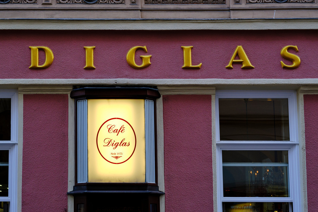 Vorderseite vom Cafe Diglas am Abend | Wien, Austria - August 06, 2019: Vorderseite vom Cafe Diglas am Abend. - Realisiert mit Pictrs.com