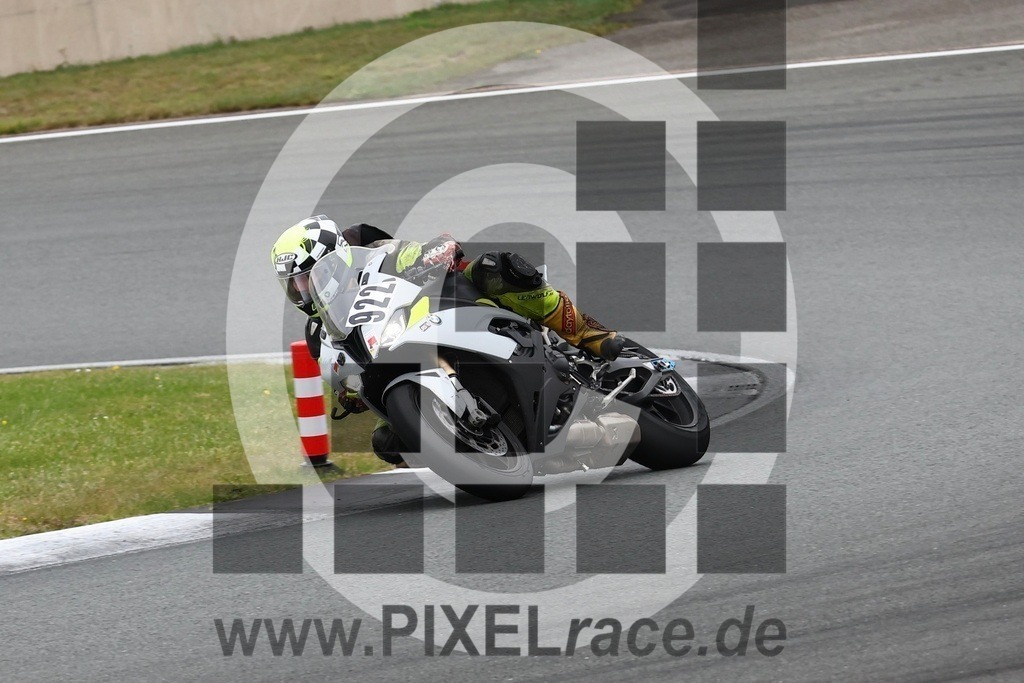 0922-20240917_12012 | Schöne Erinnerungen an spannende Momente - das festzuhalten ist unser Job. PIXELrace.de ist seit 2003 auf den Rennstrecken Europas unterwegs um die Action draußen beim Fahren und die wunderbare Stimmung imm Fahrerlager für euch einzufangen.