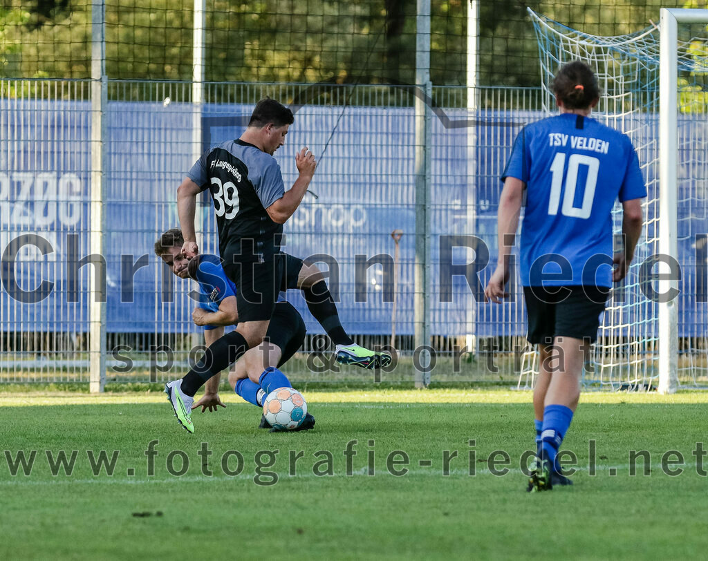 2023-07-14_062_FC_Langengeisling_gegen_FC_Velden-Eberspoint | Erding, Deutschland, 14.07.2023:
Fußball, Bezirksliga Oberbayern Ost 2023 / 2024, Testspiel, FC Langengeisling gegen FC Velden-Eberspoint, Endergebnis: 5:0

Florian Rupprecht (FC Langengeisling, #11), Maximilian Hampe (FC Velden-Eberspoint, #10)

Foto: Christian Riedel / fotografie-riedel.net