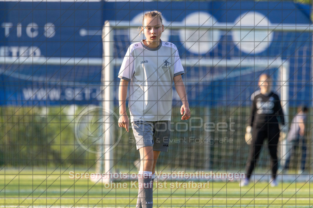 20260508_185328_0248_(c)_by_PhotoPeet | #,TSV Eschenbach (hell) vs. TSV Weilheim (rot), Fußball, C-Juniorinnen Kreisstaffel 2, Bezirk Neckar/Fils, 07.Spieltag,  Saison 2025/2026, Kunstrasenplatz, Schlater Straße, 73107 Eschenbach, 08.05.2026 - 18:30 Uhr,Foto: PhotoPeet / Sport- &amp; Eventfotografie / Peter Harich