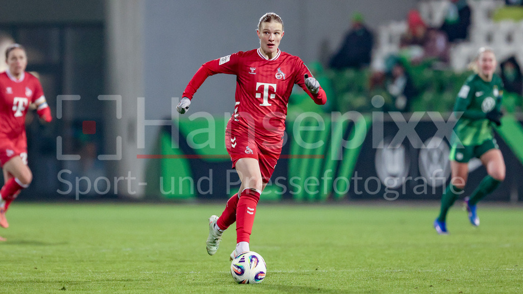 Fussball, Google Pixel Frauen-Bundesliga, VfL Wolfsburg - 1. FC Köln | Anna-Lena Stolze (1. FC Köln, 7) am Ball, Einzelbild, Ganzkörper, Aktion, Action, Spielszene, DIE DFB-RICHTLINIEN UNTERSAGEN JEGLICHE NUTZUNG VON FOTOS ALS SEQUENZBILDER UND/ODER VIDEOÄHNLICHE FOTOSTRECKEN. DFB REGULATIONS PROHIBIT ANY USE OF PHOTOGRAPHS AS IMAGE SEQUENCES AND/OR QUASI-VIDEO.