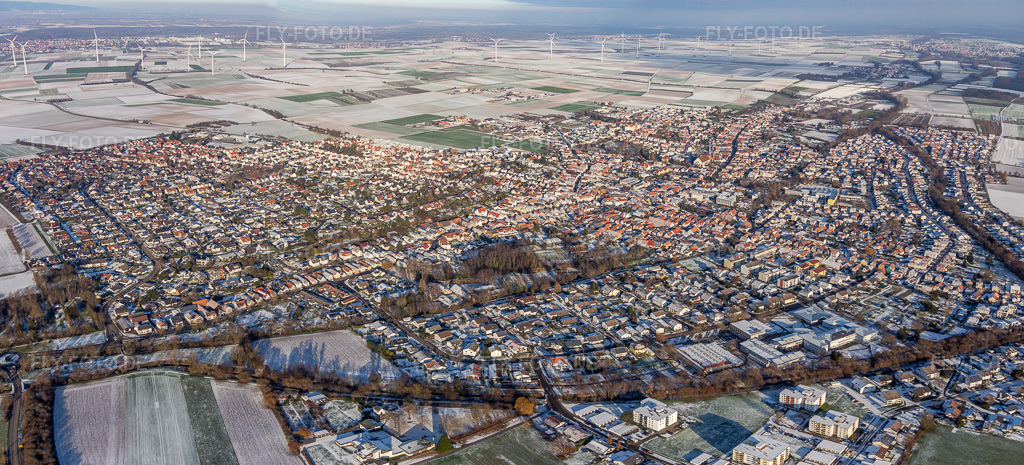 Luftbild: Stadtpanorama im Winter bei Schnee in Herxheim bei Landau im Bundesland Rheinland-Pfalz in Deutschland. Foto: IMG_135532-Pano.jpg vom 16.12.2022 durch Werner Riehm/FLY-FOTO.deAuflösung des Originals: 7168 x 3252 px