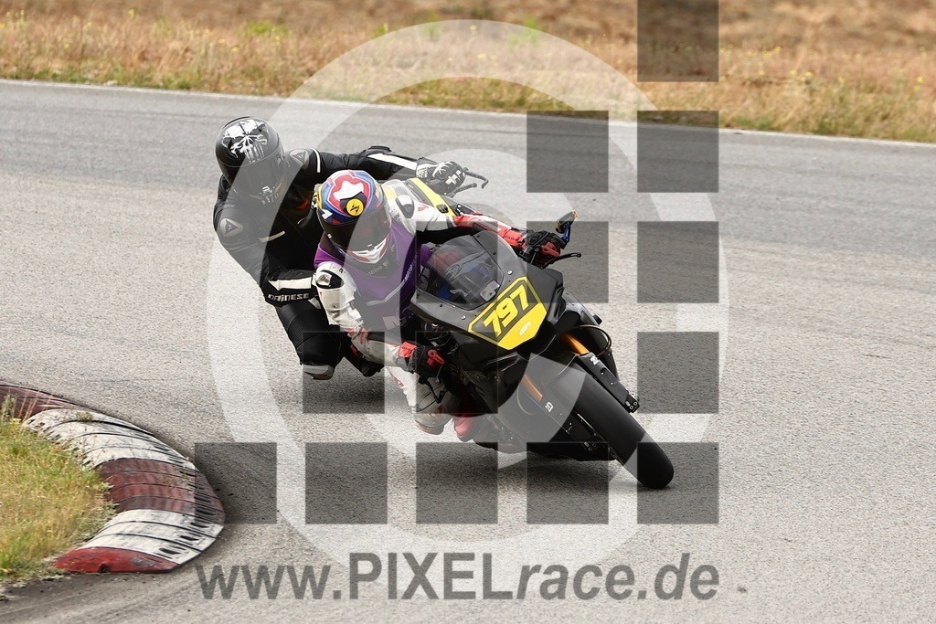 0797-20250705_12820 | Schöne Erinnerungen an spannende Momente - das festzuhalten ist unser Job. PIXELrace.de ist seit 2003 auf den Rennstrecken Europas unterwegs um die Action draußen beim Fahren und die wunderbare Stimmung imm Fahrerlager für euch einzufangen.