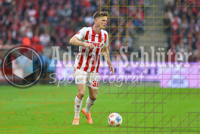 1. FC Köln vs FC Augsburg - 1. Bundesliga  | Köln, Deutschland, 18.10.25:   Marius Bülter (1. FC Köln) in Aktion am Ball, Einzelaktion waehrend des Spiels der 1. Bundesliga zwischen  1. FC Köln vs FC Augsburg im RheinEnergieStadion(Foto von Brauer-Fotoagentur / Adrian Schlueter)