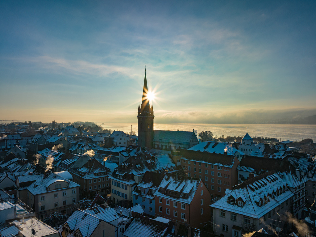 Radolfzellbilder_00297 | Advent-Sonnenstern am Radolfzeller Münster - Realisiert mit Pictrs.com
