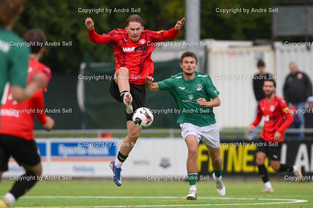 FC Kilia Kiel vs VfB Lübeck II - U21 | Marcel Freund (Kilia #26) vs Maximilian Aberger (Lübeck #5) / Fußball-Oberliga Männer 2026/2027 / FC Kilia Kiel vs VfB Lübeck II - U21 / Kilia Sportplatz / Kiel / 10.10.26 - Realisiert mit Pictrs.com