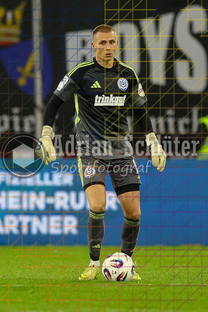 MSV Duisburg vs Rot-Weiss Essen - 3. Liga | Duisburg, Deutschland, 26.10.25:   Maximilian Braune (MSV Duisburg) in Aktion am Ball, Einzelaktion waehrend des Spiels der 3. Liga MSV Duisburg vs Rot-Weiss Essen in der schauinsland-reisen-arena(Foto von Brauer-Fotoagentur / Adrian Schlueter)