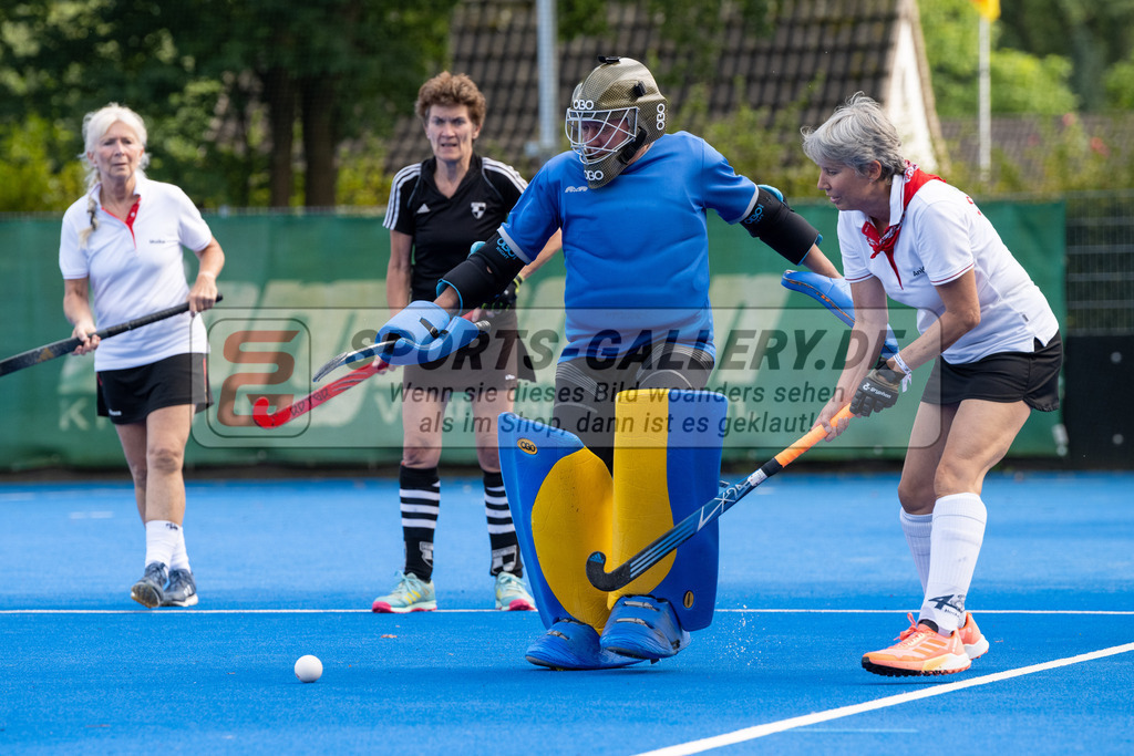 SFE_20240817_0123 | Krefeld, Deutschland, 17.08.2024:  European Cup for Recreational Hockey Players im KTHC Stadion Rot-Weiss Köln Tennis and Hockey Club am 17.08.2024 in Krefeld, Deutschland. (Foto von Stephan Fehrmann)Krefeld, Germany, 17.08.2024: European Cup for Recreational Hockey Players in KTHC Stadion Rot-Weiss Köln Tennis and Hockey Club at 17.08.2024 in Krefeld, Deutschland. (Foto from Stephan Fehrmann)