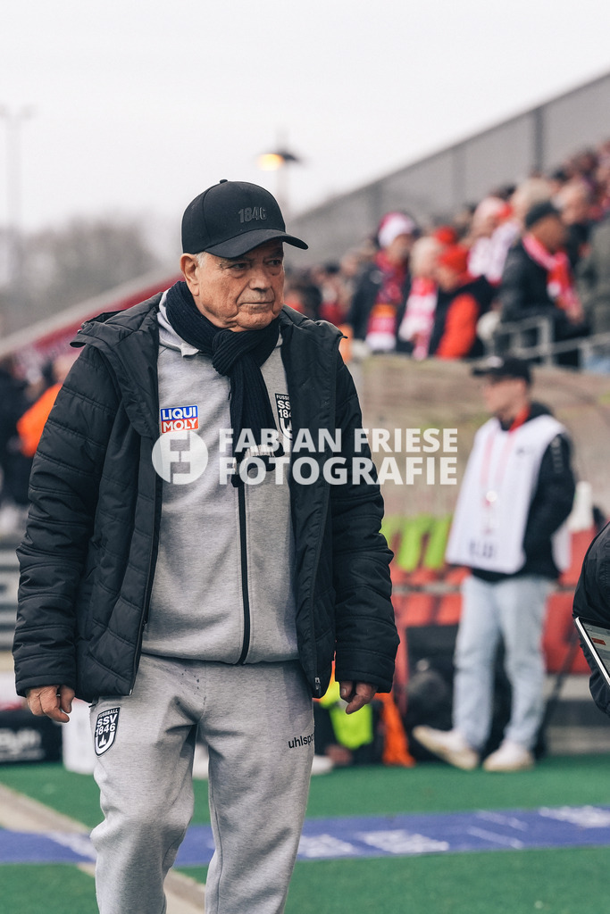 GER Rot-Weiss Essen vs. SSV Ulm, Fussball, 3. Liga, Spieltag 19, Saison 2025/2026, 20.12.2025 | GER Rot-Weiss Essen vs. SSV Ulm, Fussball, 3. Liga, Spieltag 19, Saison 2025/2026, 20.12.2025Foto: Fabian Friese - Realisiert mit Pictrs.com
