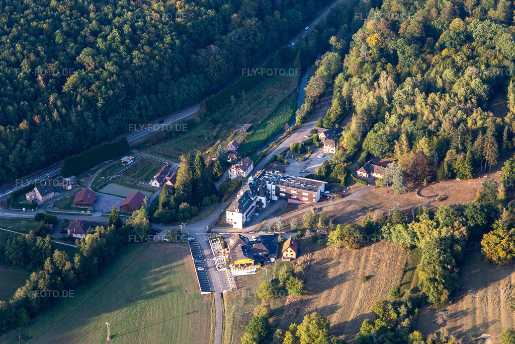 Luftbild: Gebäudekomplex des Hotel Restaurant Traiteur Le Palais Gourmand in Wœrth im Bundesland Bas-Rhin in Frankreich. Foto: IMG_123259.jpg vom 30.09.2020 durch Werner Riehm/FLY-FOTO.de