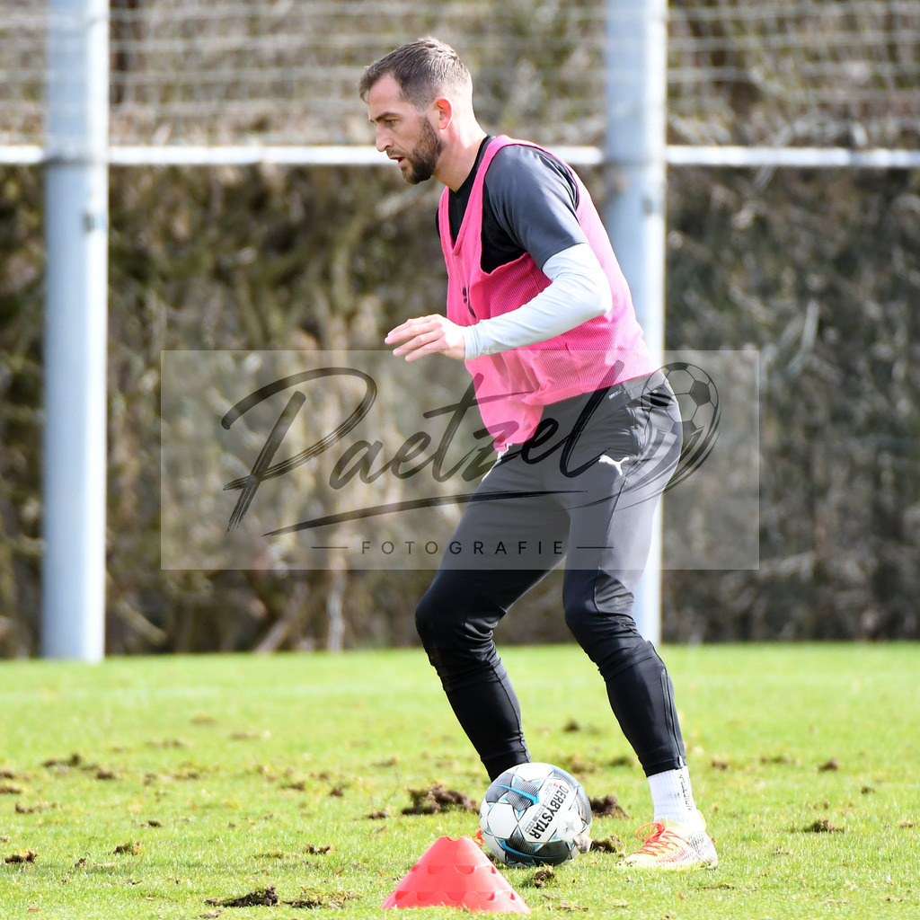 20200229_TRAOSN_0011 | Fussball, Herren: Marc Heider (VfL Osnabrueck) in Aktion, am Ball, Einzelaktion waehrend der Trainingseinheit des VfL Osnabrueck im Sportpark Illoshoehe am 29.02.2020 in Osnabrueck, Deutschland. - Realisiert mit Pictrs.com