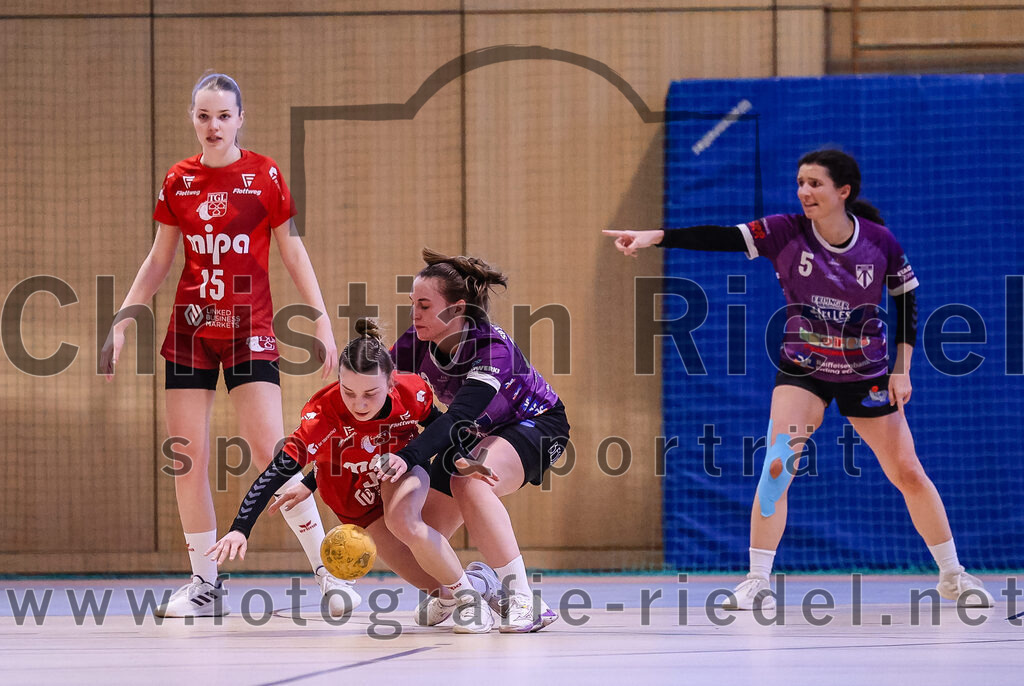 2025-02-22_074_SpVgg_Altenerding_gegen_TG_Landshut | Erding, Deutschland, 22.02.2025:Handball, Bezirksoberliga Frauen Altbayern 2024 / 2024, 15. Spieltag, SpVgg Altenerding gegen TG Landshut, Endergebnis: 25:22Johanna Taubmann (SpVgg Altenerding, #22), Julia Kübelsbeck (SpVgg Altenerding, #5)Foto: Christian Riedel / fotografie-riedel.net