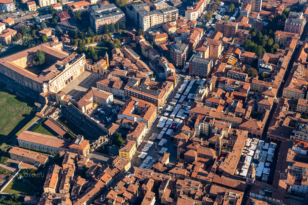 Vue aérienne: Étals du marché au Palazzo Ducale à Sassuolo dans le département Modena, Italie.Photo: IMG_134947.jpg prise le 20/09/2022 par Werner Riehm/FLY-FOTO.euRésolution de l'original: 4581 x 3054 pxWWW.COMUNE.SASSUOLO.MO.IT