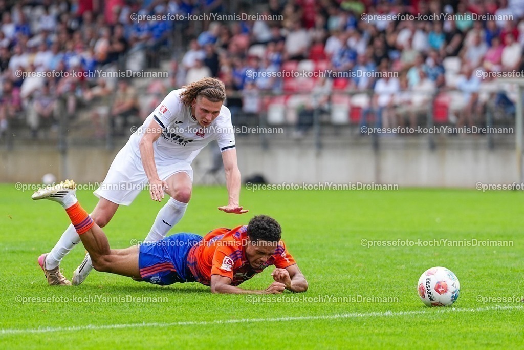 xYDR20072501089 | 20.07.2025, xydrx, Fußball, Rot Weiss Ahlen - FC Schalke 04, Testspiel, Wersestadion: Tidiane Toure (FC Schalke 04 #49) im Zweikampf gegen Dominik Limprecht (Rot Weiss Ahlen #3)