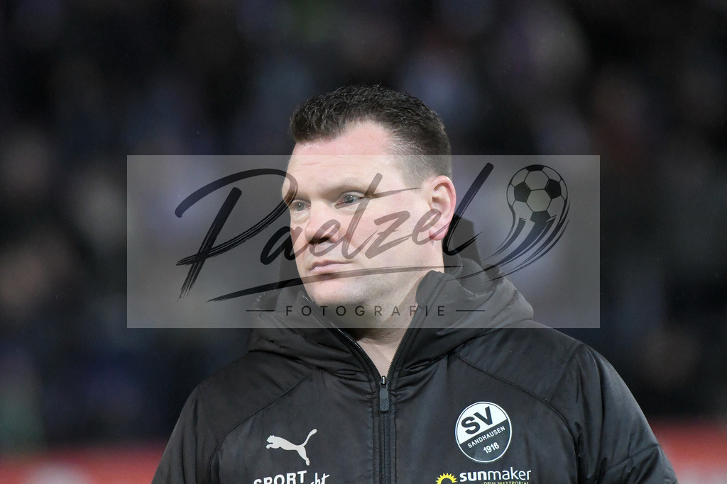 20200129_OSNSVS_0012JPG | Fußball, Herren: Trainer Uwe Koschinat (SV Sandhausen) schaut beim Spiel der 2. Bundesliga zwischen VfL Osnabrück vs. SV Sandhausen am 29.01.2020 im Stadion an der Bremer Brücke in Osnabrück, Deutschland.(Foto von Nico Paetzel) - Realisiert mit Pictrs.com