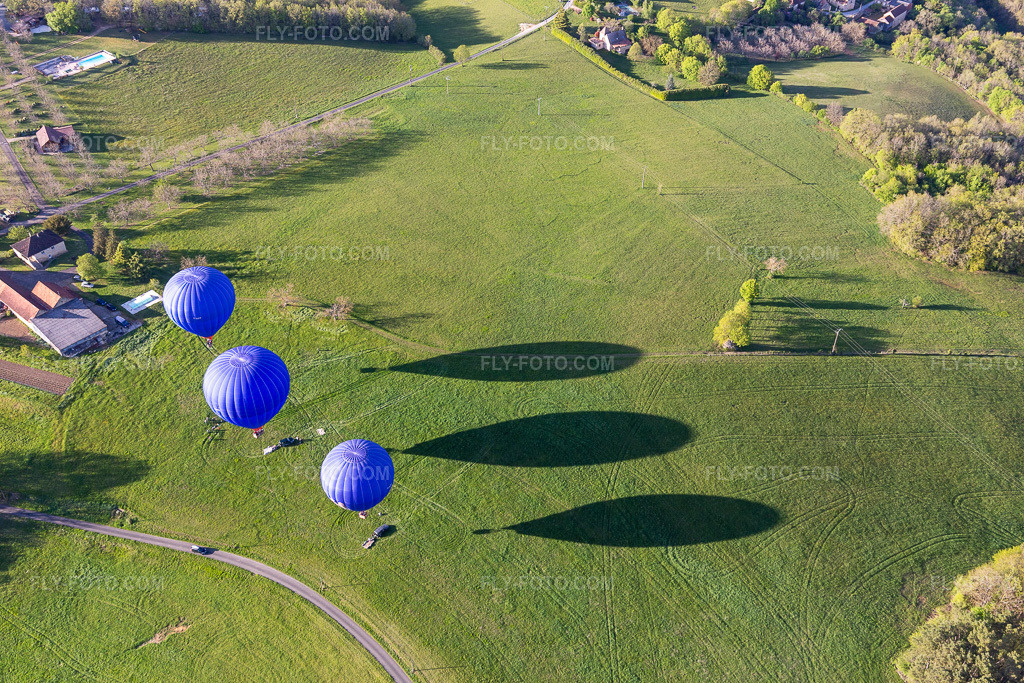 Aerial view: Three blue hot air balloons taking off in the Dordogne in Veyrines-de-Domme in the state Dordogne, France. – Photo: IMG_113538.jpg taken on 04/16/2019 by Werner Riehm/FLY-FOTO.com – Resolution of the original: 5472 x 3648 px