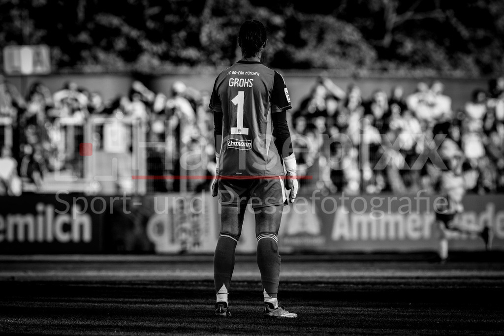 Fussball, Google Pixel Frauen-Bundesliga, SV Werder Bremen - FC Bayern München | Maria Luisa Grohs (Mala Grohs, Torhüterin, FC Bayern München, 1), schwarz-weiß, Feature, DIE DFB-RICHTLINIEN UNTERSAGEN JEGLICHE NUTZUNG VON FOTOS ALS SEQUENZBILDER UND/ODER VIDEOÄHNLICHE FOTOSTRECKEN. DFB REGULATIONS PROHIBIT ANY USE OF PHOTOGRAPHS AS IMAGE SEQUENCES AND/OR QUASI-VIDEO.