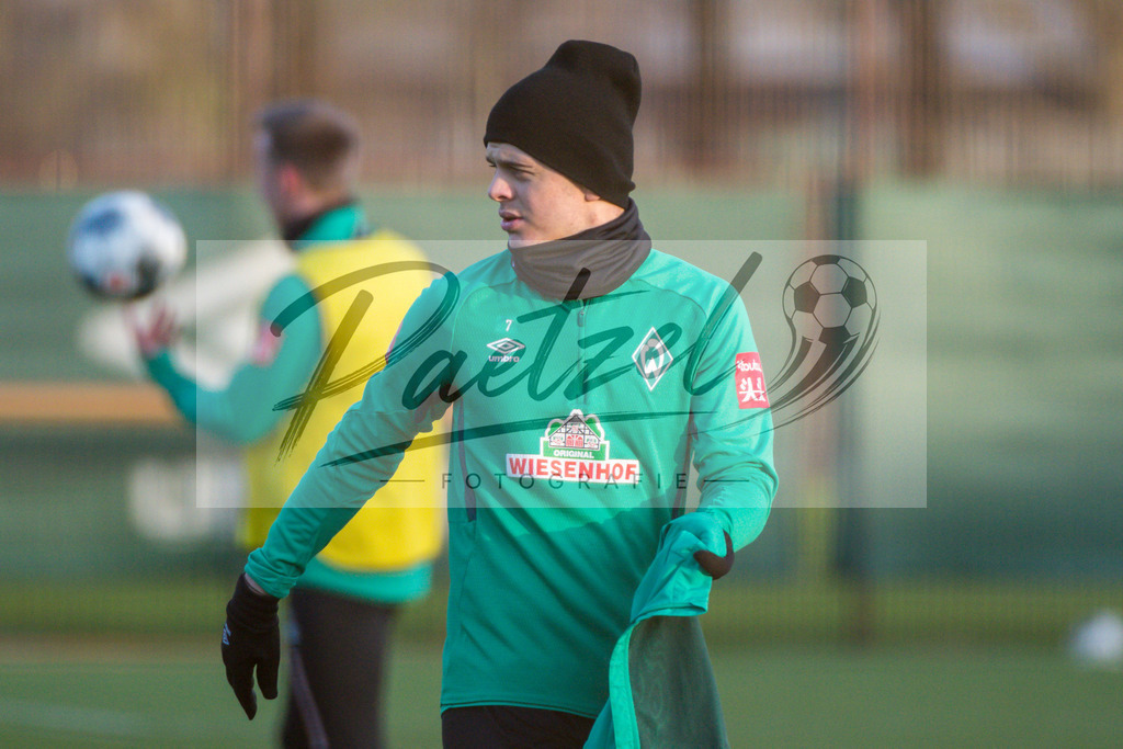 20200218_TRASVW_0060 | Fussball, Herren: Milot Rashica (Werder Bremen) schaut waehrend der Trainingseinheit des SV Werder Bremen auf dem wohninvest Weserstadion Trainingsplatz am 18.02.2020 in Bremen, Deutschland. - Realisiert mit Pictrs.com