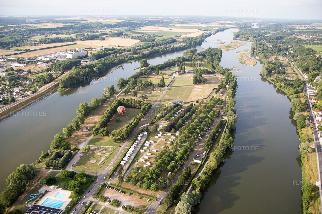 Luftbild: Insel am Ufer des Flußverlaufes der Loire in Amboise im Bundesland Indre-et-Loire in Frankreich. Foto: IMG_082352.jpg vom 20.06.2015 durch Werner Riehm/FLY-FOTO.de
