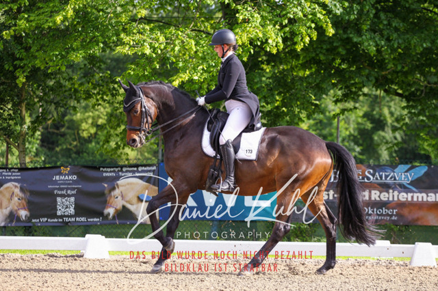 DKP41652 | Turnierfotos kaufen im Webshop von Daniel Kuhl Photography – entdecke professionelle Reitsportfotos aus Turnieren & Events. Hochwertige Turnierbilder online bestellen & sichern. Jetzt Fotos von Reitsportturnieren kaufen!