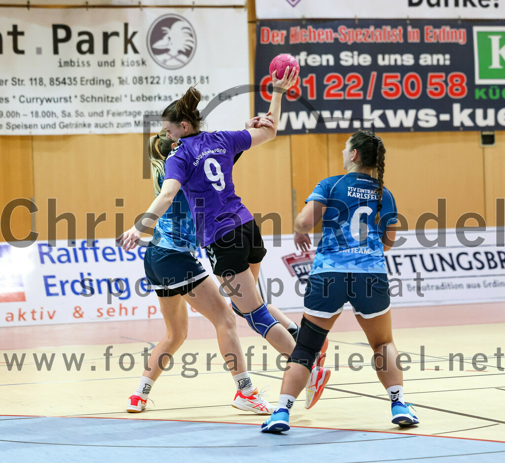 2023-01-21_088_SpVgg_Altenerding_gegen_TSV_Karlsfeld | Erding, Deutschland, 21.01.2023:
Handball, Bezirksoberliga Frauen Altbayern 2022 / 2023, 8. Spieltag, SpVgg Altenerding gegen TSV Karlsfeld, Endergebnis: 28:24

Laura Spreng (TSV Eintracht Karlsfeld, #5), Julia Kranich (SpVgg Altenerding, #9), Monika Vojnic (TSV Eintracht Karlsfeld, #6)

Foto: Christian Riedel / fotografie-riedel.net